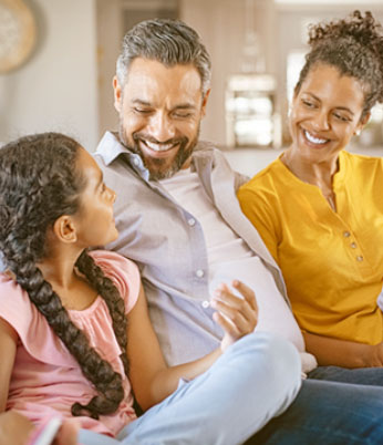 Plano de saúde Individuais para todas as idades, imagem mostra família feliz e segura.