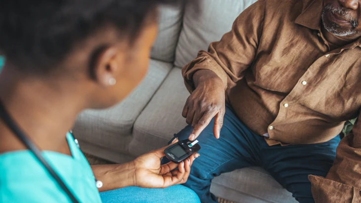 Paciente fazendo o teste da diabetes
