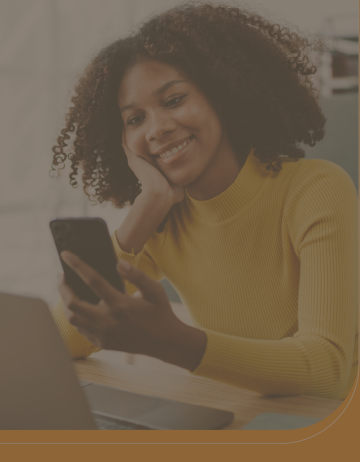 Mulher olhando para o celular e sorrindo