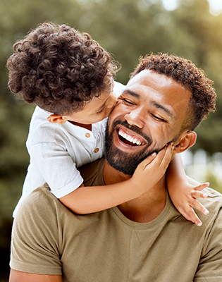 pai e filho brincando