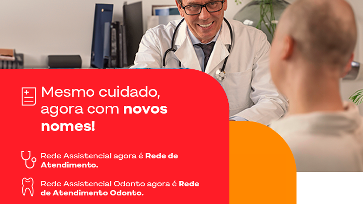 Doutor olhando para frente e sorrindo.